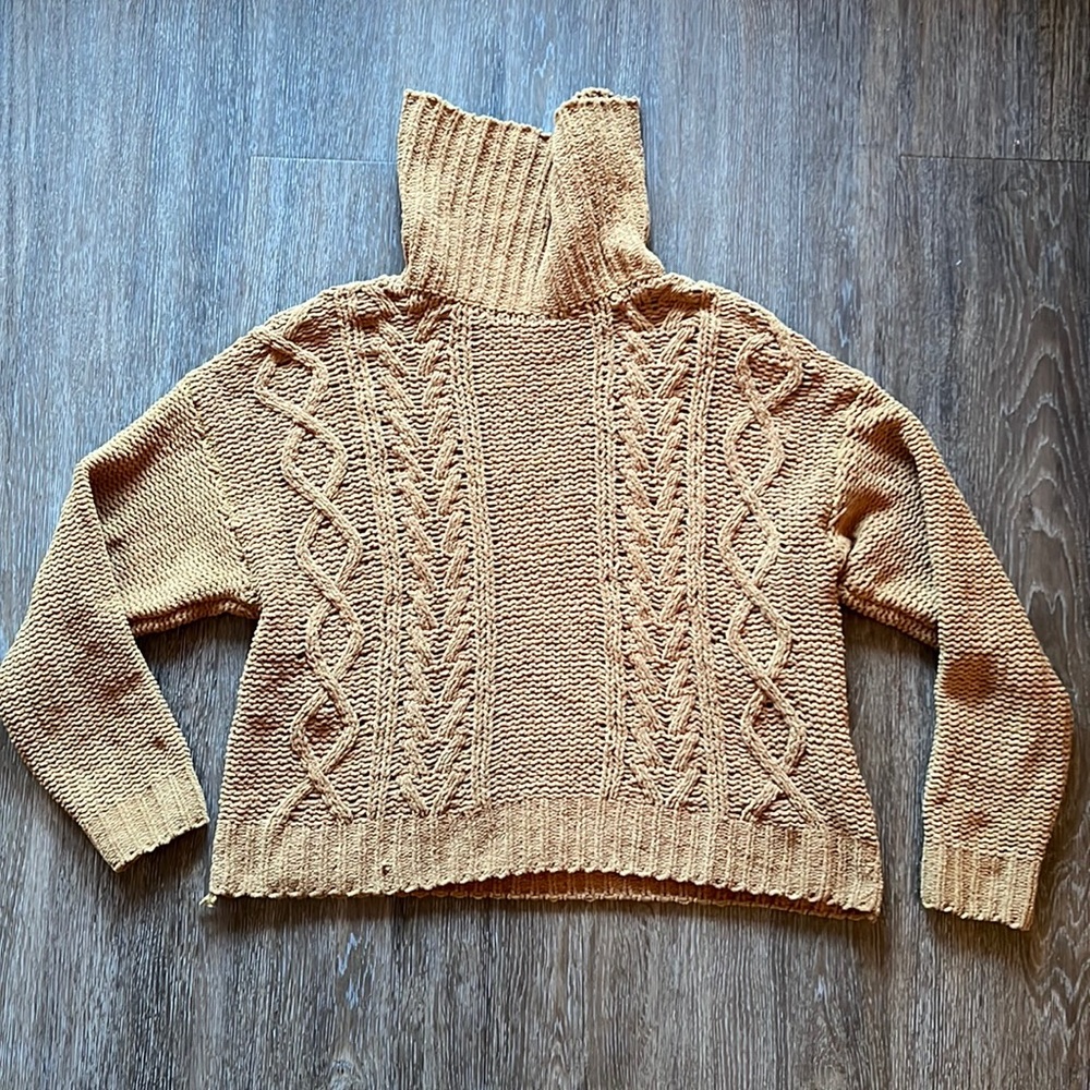 Billabong Women’s mustard sweater. Size large.
